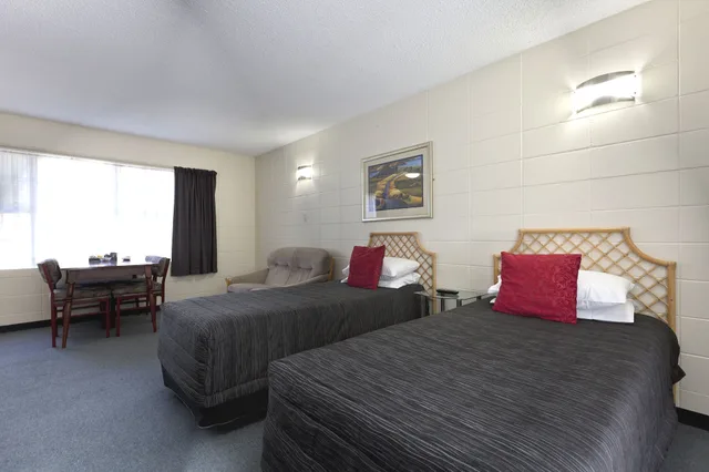 شقة بسرير كوين وسريرين منفصلين بغرفة نوم واحدة، Tudor Motor Lodge 2/7