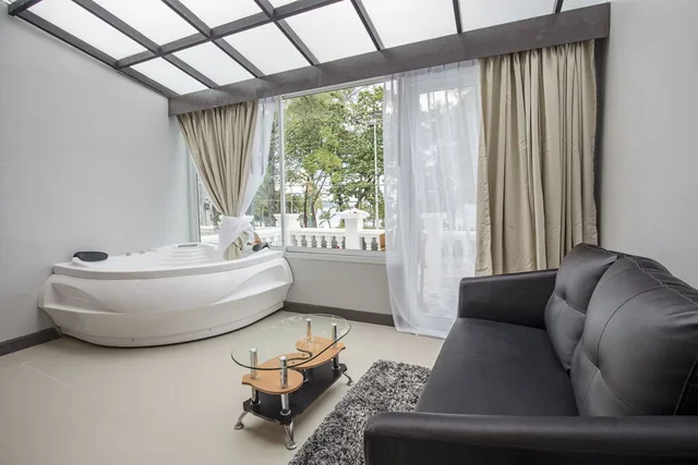 Junior Suite, Hot Tub, MODERN LIVING HOTEL 5/6