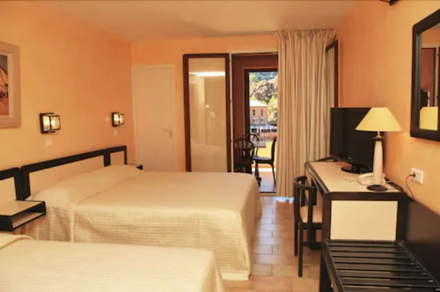 غرفة سوبيريور ثلاثية بسرير كوين وسرير فردي بإطلالة على البحر بشرفة، Hotel Le Subrini 3/4