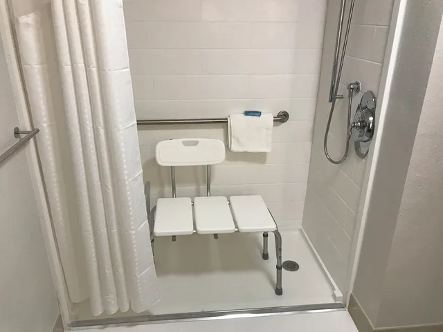 غرفة قياسية بسرير كينج لذوي الإعاقة، Holiday Inn Express Naples South I 75 5/5