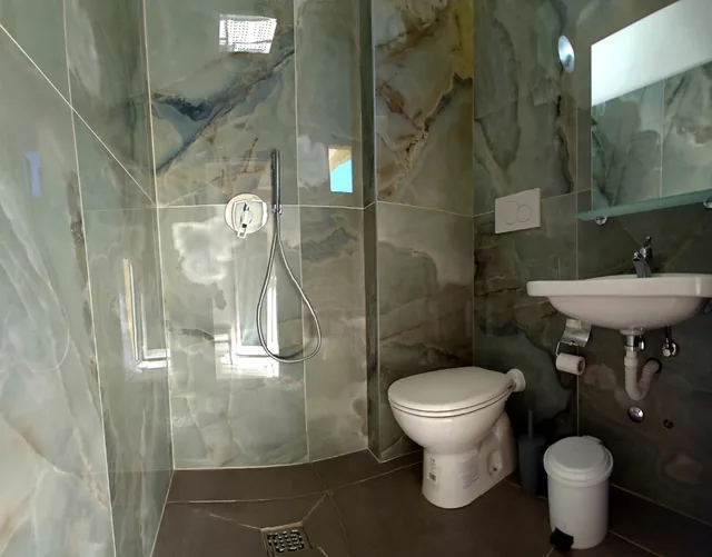 غرفة رباعية، Hotel Busignani 5/9