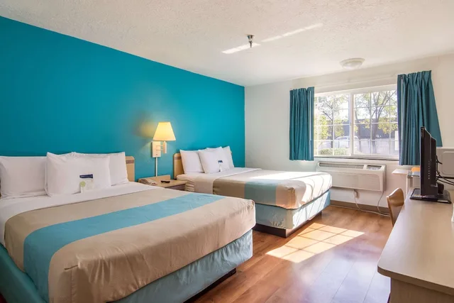 غرفة قياسية بسريرين كوين لذوي الإعاقة، Motel6 The Dalles, OR 1/5