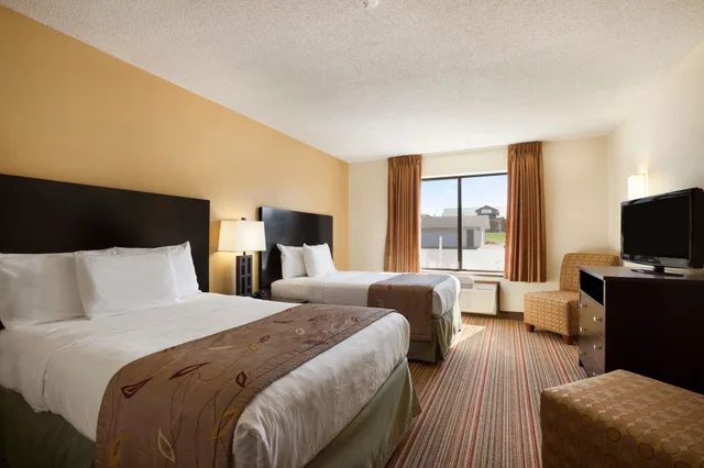 غرفة ديلوكس بسريرين كوين، Ramada by Wyndham Wisconsin Dells 1/3