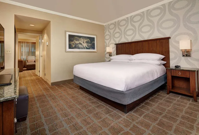 جناح بسرير كينج بغرفتين بحوض استحمام لذوي الإعاقة، Embassy Suites by Hilton San Diego La Jolla 1/1