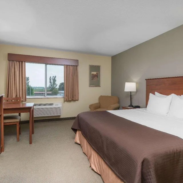 جناح بسرير كينج بغرفة نوم واحدة، AmericInn by Wyndham Newton 1/8