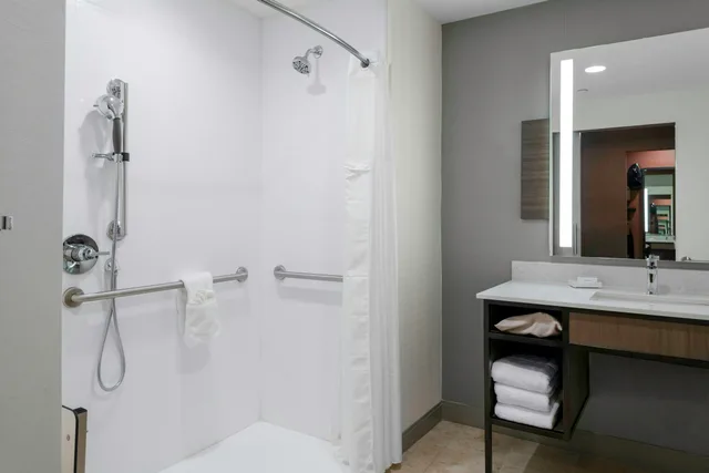 Deluxe, King Bed, Accessible, Hilton Garden Inn Chandler Downtown 4/4
