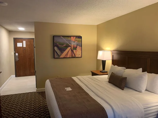 غرفة قياسية بسرير كينج مع أريكة، Best Western Plus Wooster Hotel & Conference Center 1/10