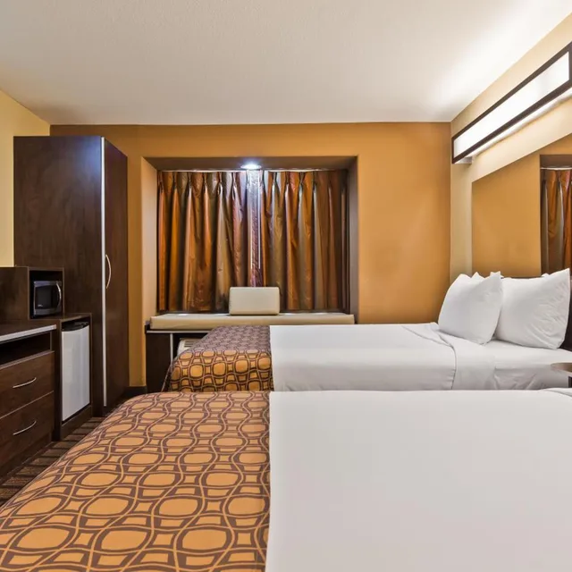 غرفة بسريرين كوين بحوض استحمام لذوي الإعاقة، Microtel Inn and Suites By Wyndham Round Rock 3/7
