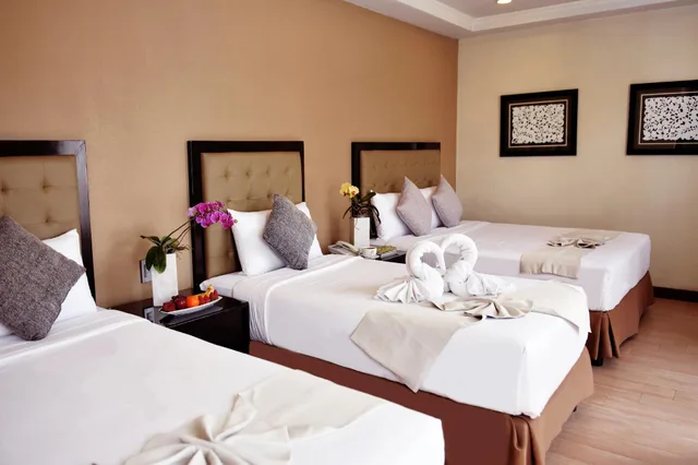 غرفة عائلية بسرير كوين وسريرين منفصلين، Aura One Hotel 1/1
