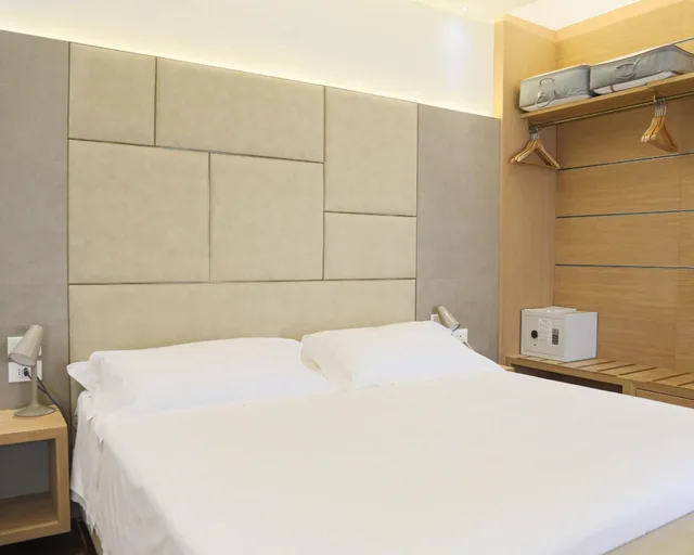 جناح جونيور، Hotel Polo 5/10