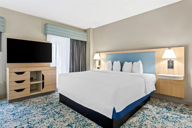 استوديو بسرير كينج بشرفة، Hampton Inn Suites St Petersburg Downtown 3/7