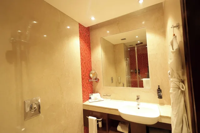 غرفة بسرير كوين للمدخنين، Ramada by Wyndham Lucknow Hotel and Convention Center 6/6