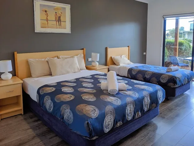 غرفة ديلوكس بسرير كوين وسرير فردي بشرفة، Seaview Motel and Apartments 2/3