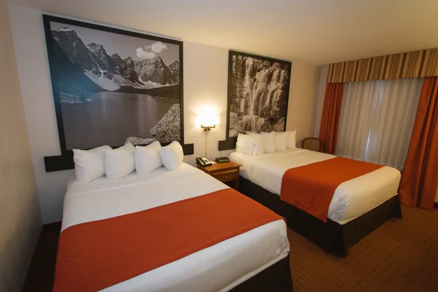 غرفة بسرير كينج لذوي الإعاقة، Super 8 By Wyndham Drayton Valley 1/10