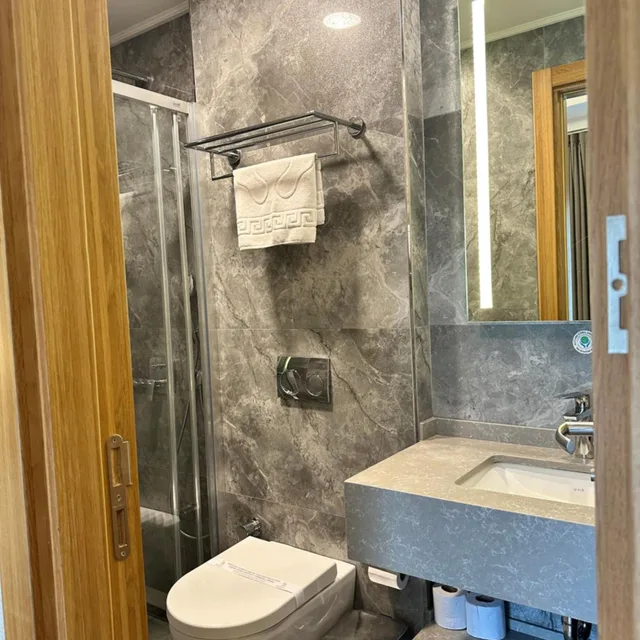 غرفة بسرير كوين بشرفة بإطلالة جزئية على البحر، Hotel Ravi Istanbul 5/7