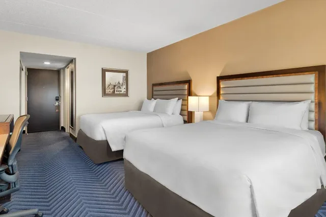 غرفة قياسية بسريرين كوين، Crowne Plaza Princeton Conference Center 2/5