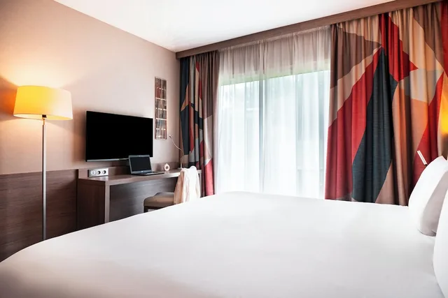 غرفة بريفيليج بسرير مزدوج مع أريكة، Hotel Mercure Omaha Beach 4/9