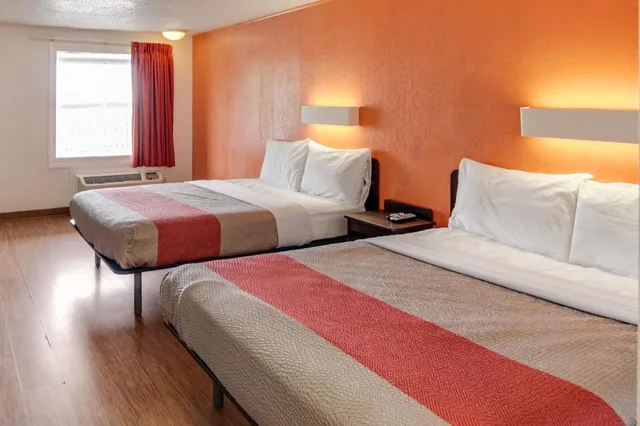 2 Full Beds - Non-Smoking، Motel6 Kalamazoo, MI 9/10