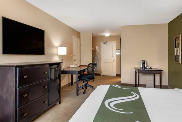 جناح بسرير كينج مع أريكة، Quality Inn & Suites Quispamsis 3/4