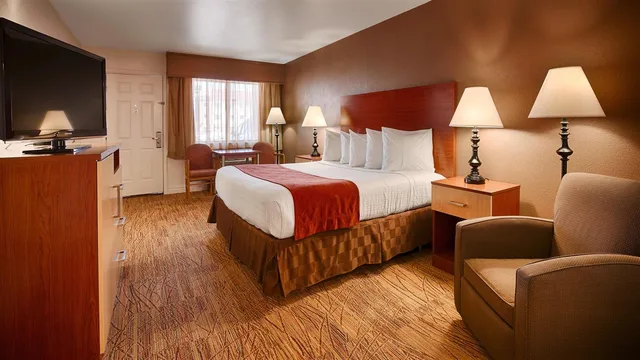 غرفة بسرير كوين، Best Western Discovery Inn 4/7