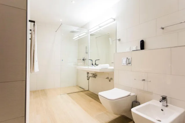 جناح جونيور بسرير كينج بإطلالة على البحر مع أريكة، Hotel TQ Plaza Budva 2/2