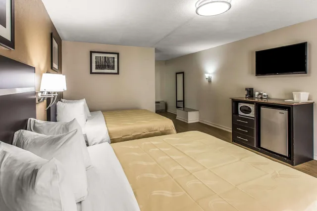 Room, Quadruple, 2 Queen Beds, Quality Inn & Suites Gatlinburg North 1/2