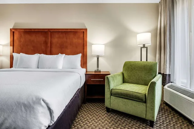 Upgrade, King Bed، Comfort Inn and Suites Logan Near University 2/4