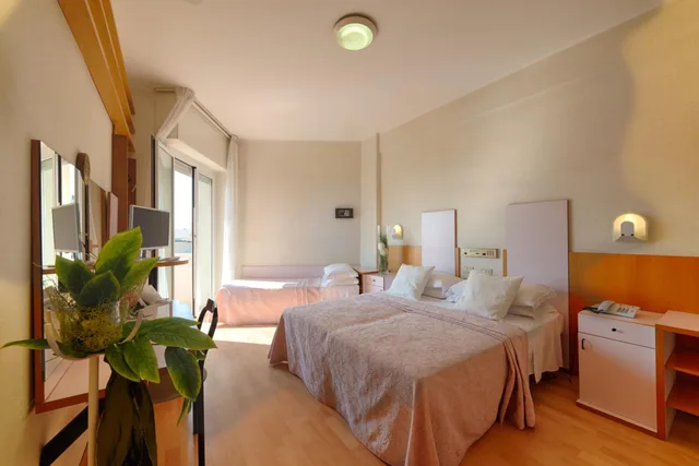 غرفة ثلاثية، Hotel Bel Air 2/2
