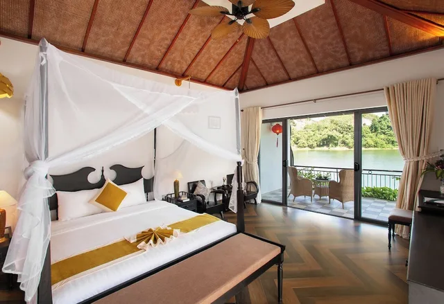 Grand, Villa, King Bed, Lake Side, Lake View, Phong Nha Lake House 2/10