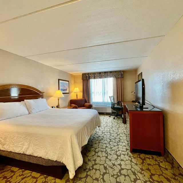 غرفة بسرير كينج بجاكوزي، ACP Hotel Houston Westchase, MOD Collection by Sonesta 3/10