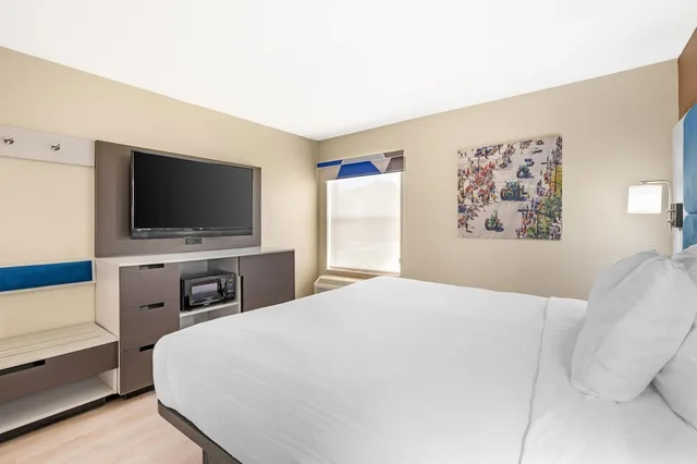 Standard, King Bed, Sofa, Best Western Forsyth - Decatur 3/6