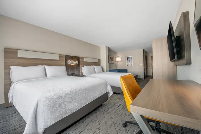 Suite, Multiple Beds, Living Area، Holiday Inn Express Hotel & Suites San Diego-Sorrento Valley 1/2