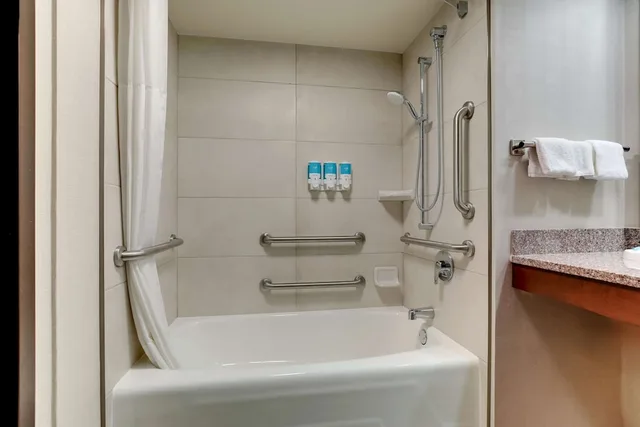 غرفة بسرير كينج بحوض استحمام في طابق مرتفع لذوي الإعاقة، Drury Inn & Suites Marion 6/6
