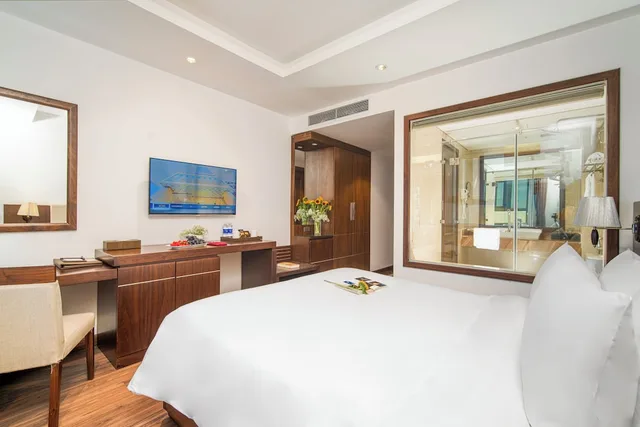 Deluxe, Queen Bed, Luxtery Hotel 4/8