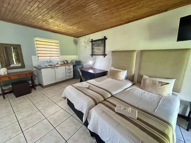 4 Rooms, Family, Queen and Twin Beds, Airport Game Lodge 1/10