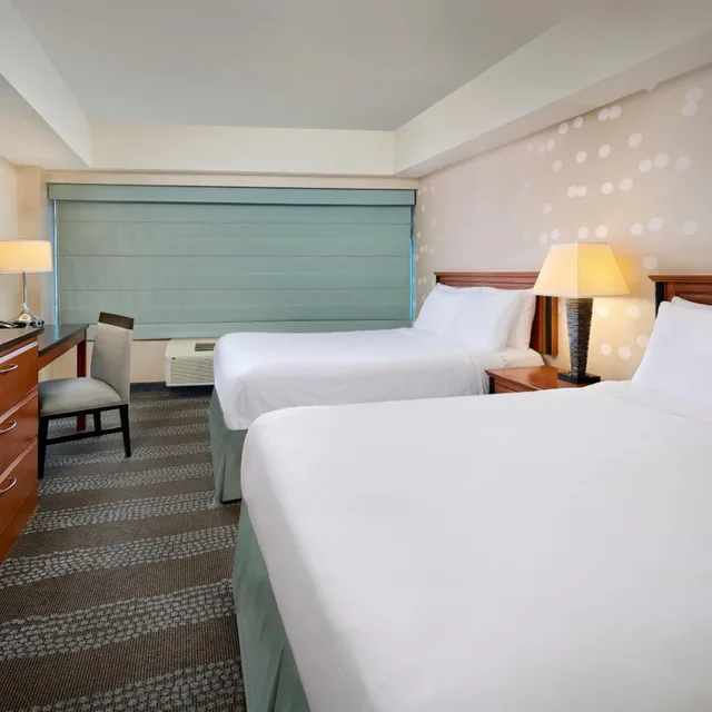 غرفة قياسية بسرير كينج وسريرين كوين، Niagara Fallsview Hotel & Suites 1/5