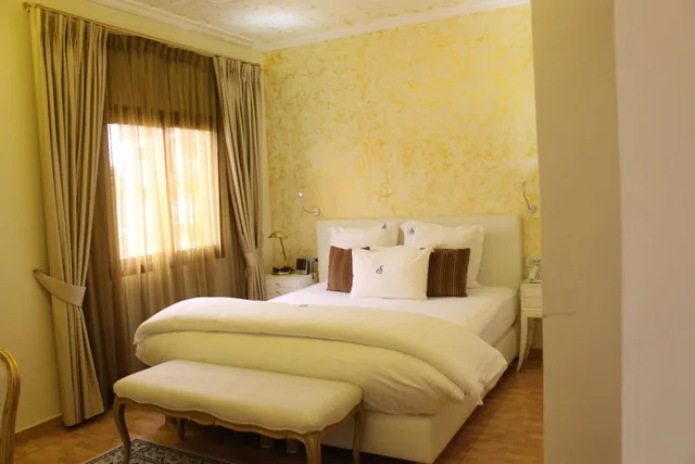 جناح جونيور بسرير كينج، Particular Destiny Suites 2/6