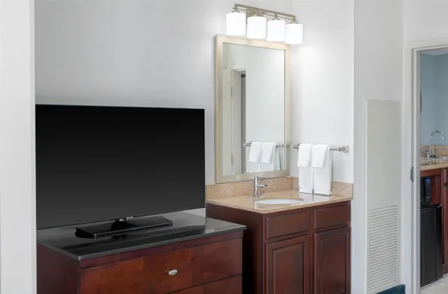 جناح بسريرين كوين بغرفتين مع أريكة، Embassy Suites by Hilton Fort Myers Estero 5/5