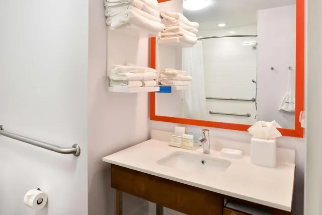 غرفة بسرير كينج بحوض جاكوزي بحوض استحمام لذوي الإعاقة، Hampton Inn Statesville 4/8