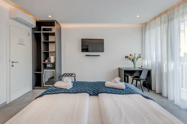 غرفة ديلوكس بسرير كينج بشرفة، Lichia Amia Luxe Rooms 8/10