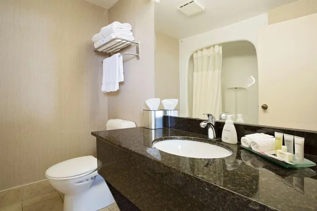 Room, King Bed, Bay View, Sofa، Best Western Inn On The Bay 4/4