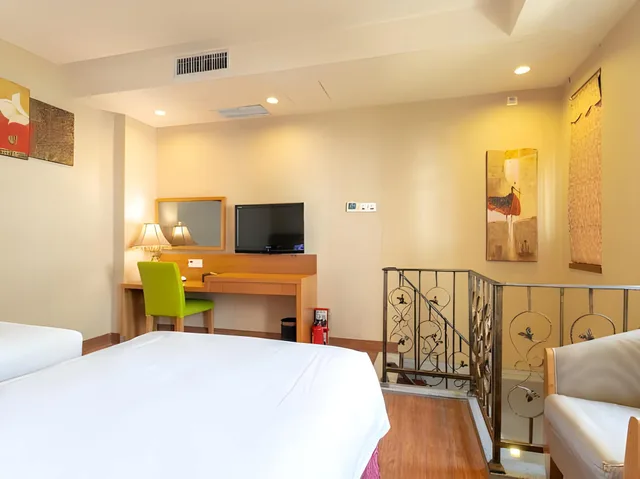 جناح ديلوكس بسريرين منفصلين بإطلالة على الحديقة، Royal Garden Hotel 1/2