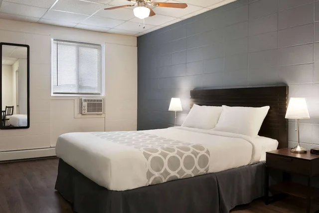 غرفة بسرير كوين يُسمح فيها بالحيوانات الأليفة، Howard Johnson by Wyndham Grande Prairie 3/4