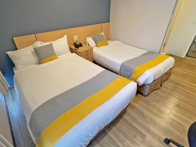 غرفة بسرير مزدوج وسرير فردي، Victoria Hotel Okinawa 2/3