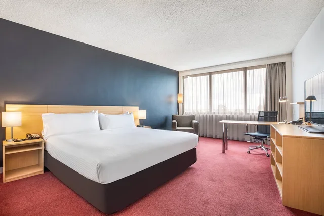 غرفة بريميوم بسرير كينج، Holiday Inn Melbourne Airport 1/6