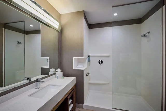 غرفة بسرير كينج مع أريكة، Courtyard Denver Southwest Littleton 10/10