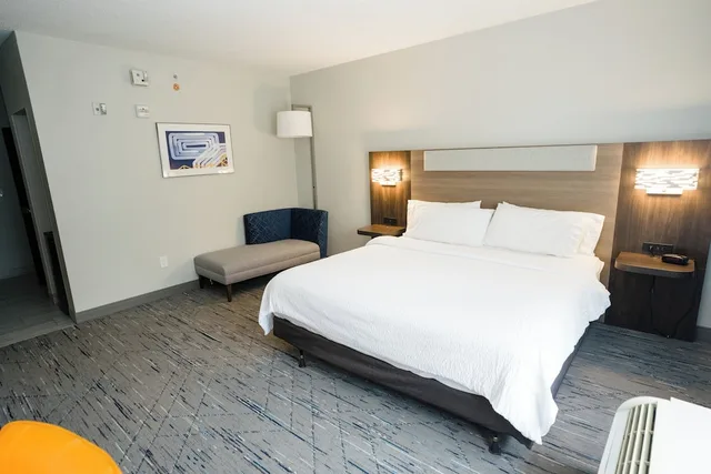غرفة قياسية بسرير كينج لذوي الإعاقة، Holiday Inn Express Hotel Suites Kodak East Sevierville 2/4