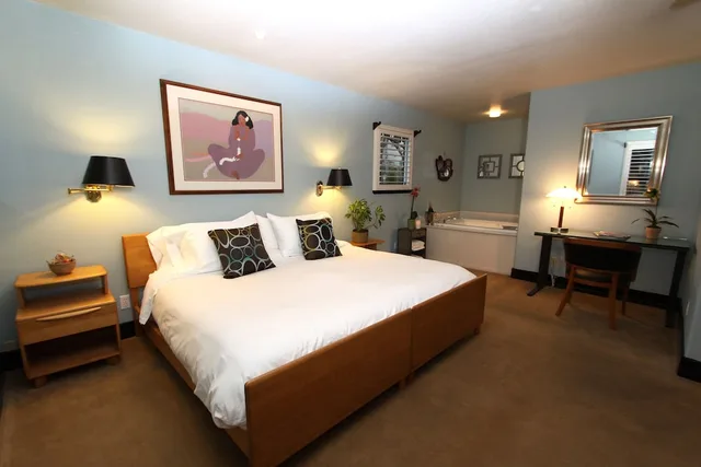 كوخ بسريرين كينج مع أريكة، Inn at Occidental 1/7