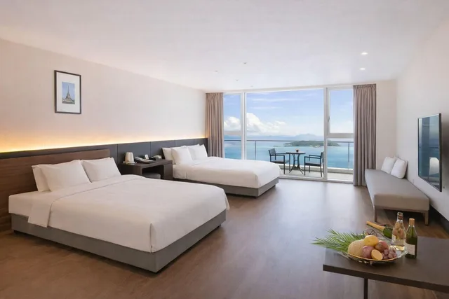 غرفة بريميير بسرير كوين بإطلالة على البحر، Yeosu Venezia Hotel & Suites 1/1