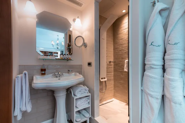 Azure, Suite, King Bed, Sea View, Sofa، Metaxa Hotel, Urban Boutique Living 9/9
